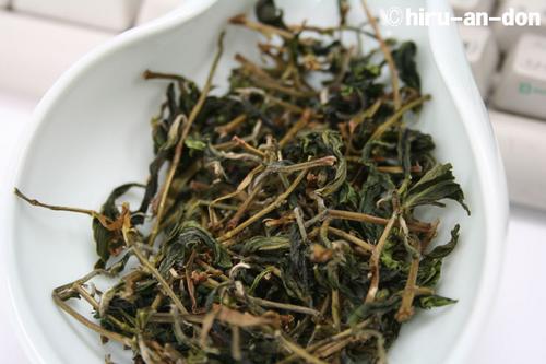 文山包種茶の茎と醗酵ムラの茶葉